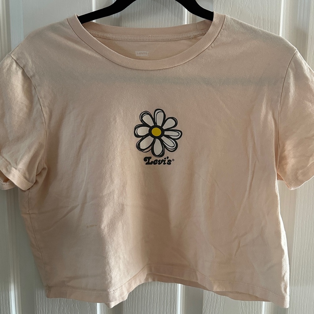Levi’s Peach Daisy Jordie T-Shirt
Size Medium